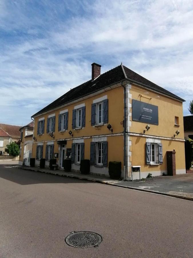 Logis Hotel & Restaurant Le Soleil D'Or Montigny-la-Resle Dış mekan fotoğraf