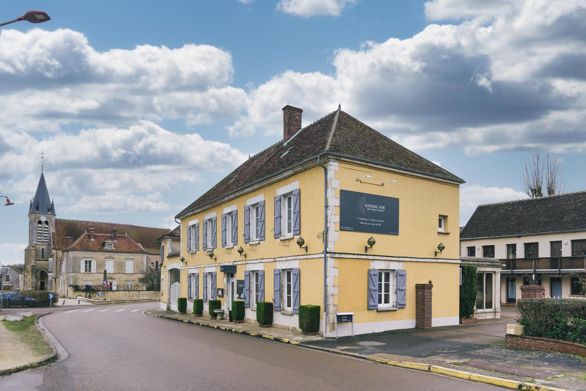 Logis Hotel & Restaurant Le Soleil D'Or Montigny-la-Resle Dış mekan fotoğraf
