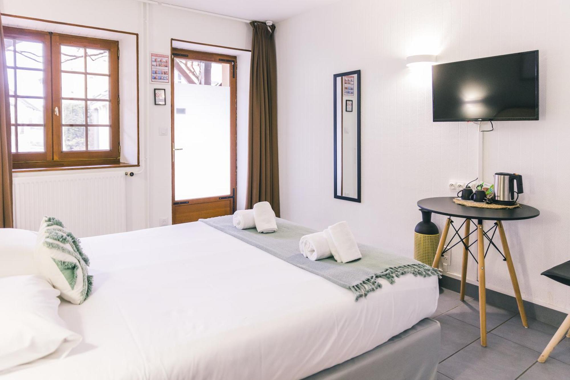 Logis Hotel & Restaurant Le Soleil D'Or Montigny-la-Resle Dış mekan fotoğraf