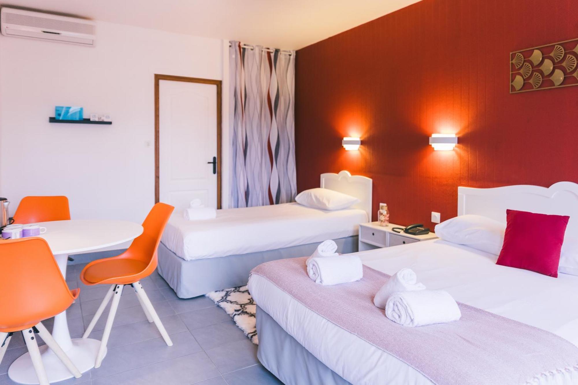 Logis Hotel & Restaurant Le Soleil D'Or Montigny-la-Resle Dış mekan fotoğraf