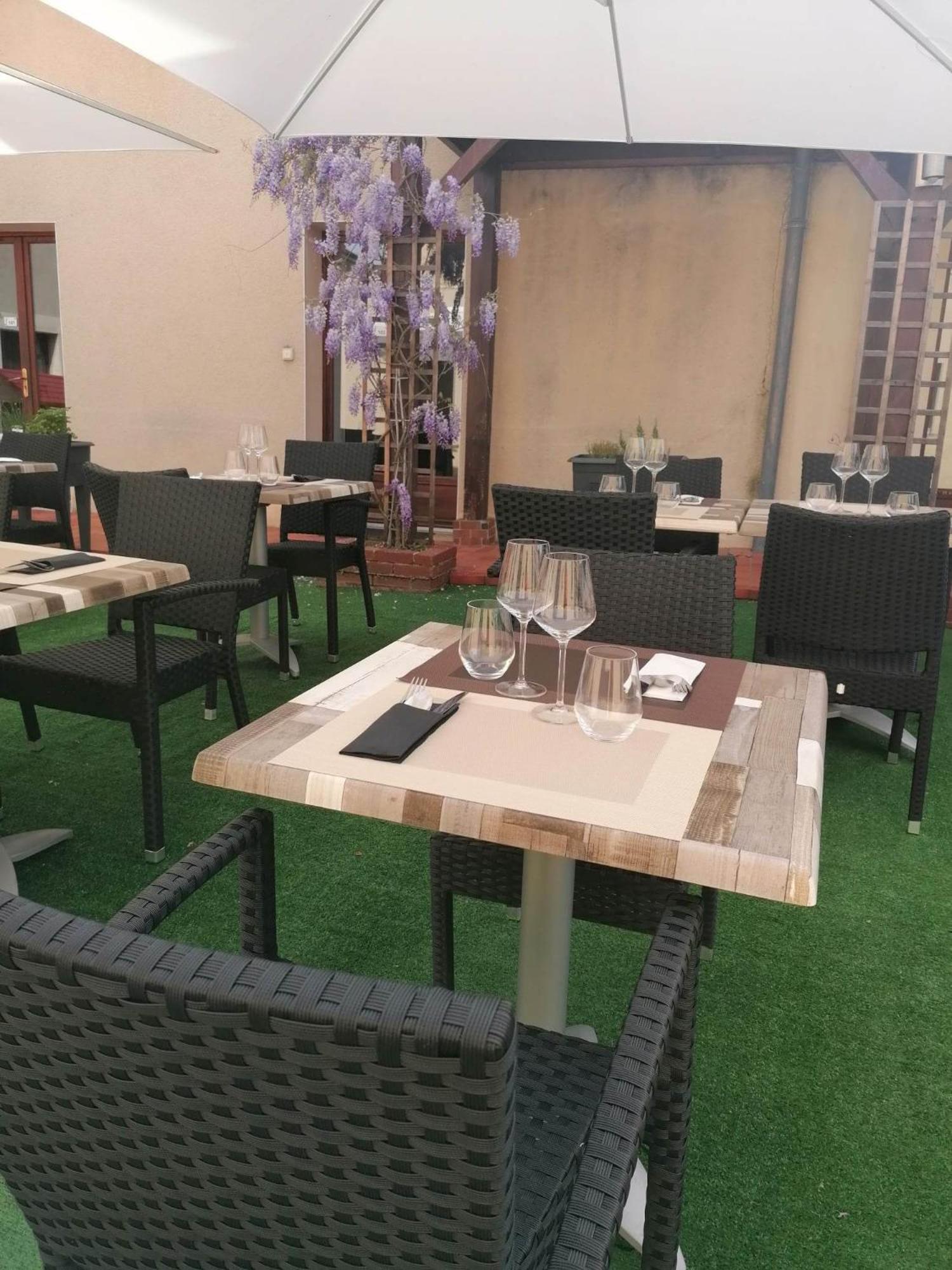 Logis Hotel & Restaurant Le Soleil D'Or Montigny-la-Resle Dış mekan fotoğraf