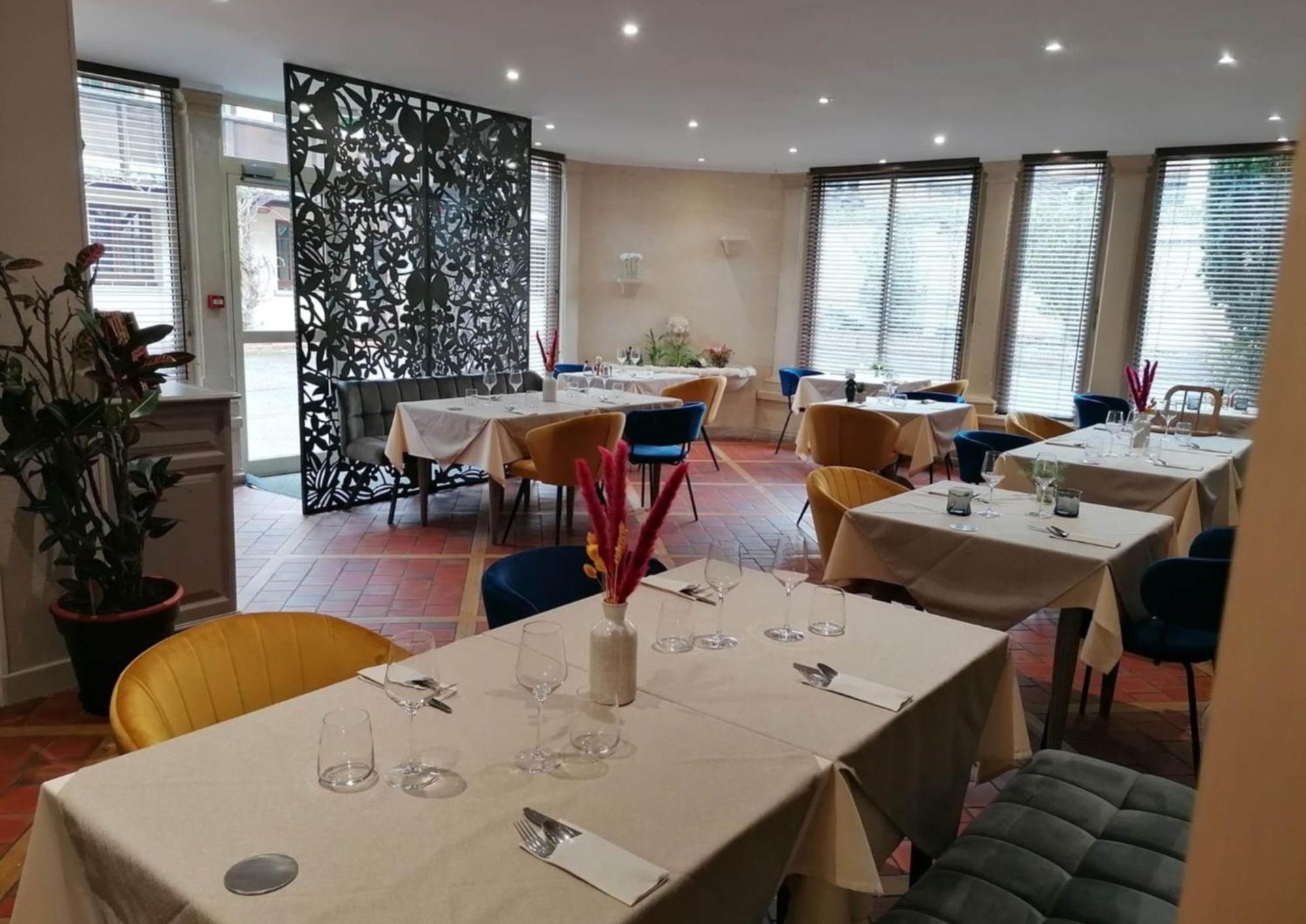 Logis Hotel & Restaurant Le Soleil D'Or Montigny-la-Resle Dış mekan fotoğraf